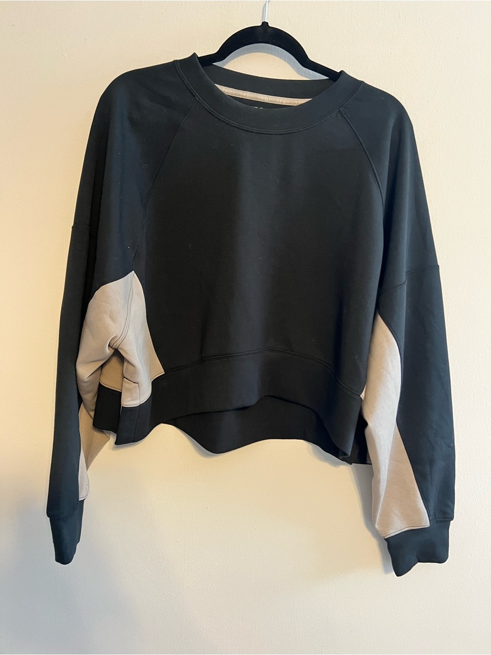 Abercrombie & Fitch Black and Beige Color-block Crop Sweatshirt | Women’s XL - Picture 1 of 5